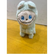 Perro Labubu camina a pila